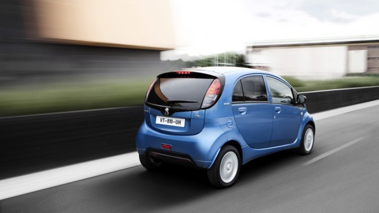 Prijs en uitvoeringen Peugeot iOn op een rij. Peugeot brengt de elektrische stadsauto opnieuw op de Nederlandse markt, maar nu voor een lagere prijs van 21.995 euro.