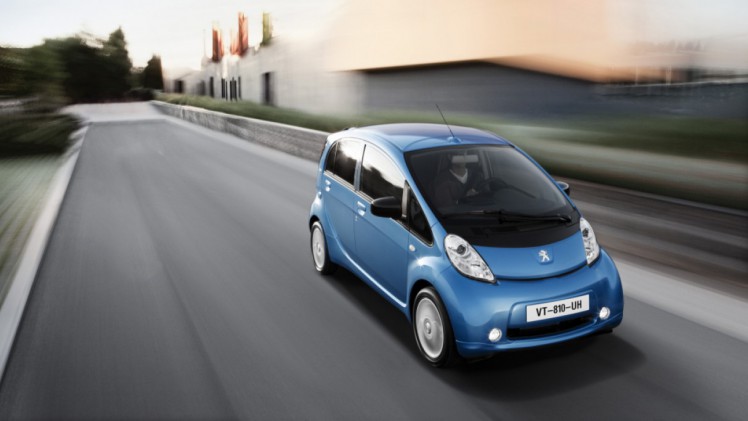 Prijs en uitvoeringen Peugeot iOn op een rij. Peugeot brengt de elektrische stadsauto opnieuw op de Nederlandse markt, maar nu voor een lagere prijs van 21.995 euro.