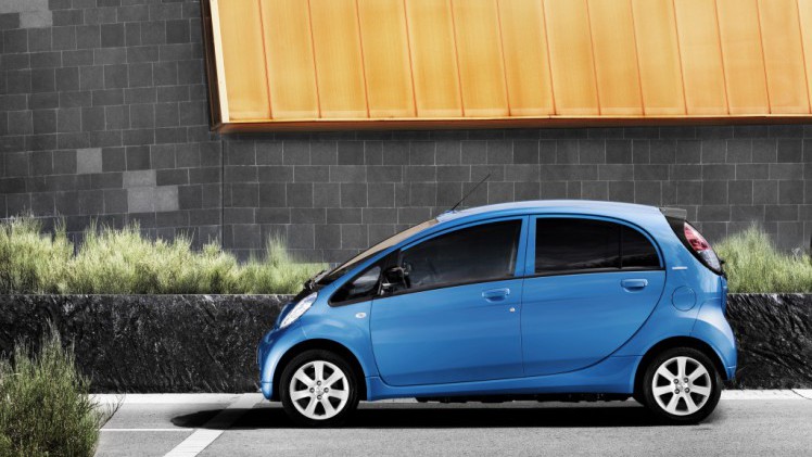 Prijs en uitvoeringen Peugeot iOn op een rij. Peugeot brengt de elektrische stadsauto opnieuw op de Nederlandse markt, maar nu voor een lagere prijs van 21.995 euro.