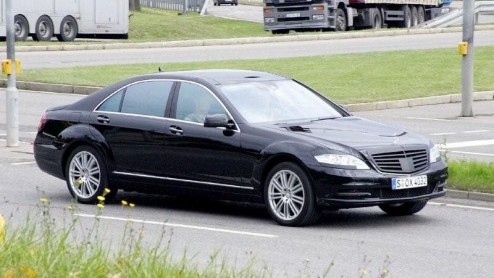 Vandaag opnieuw zicht op de facelift voor de Mercedes S-Klasse. In het voorjaar van 2009 moet de onthulling zo ver zijn. Ook al is de limousine nu nog in een verhullende jas gestoken, toch valt er al