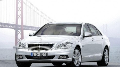 Vandaag opnieuw zicht op de facelift voor de Mercedes S-Klasse. In het voorjaar van 2009 moet de onthulling zo ver zijn. Ook al is de limousine nu nog in een verhullende jas gestoken, toch valt er al