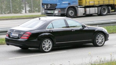 Vandaag opnieuw zicht op de facelift voor de Mercedes S-Klasse. In het voorjaar van 2009 moet de onthulling zo ver zijn. Ook al is de limousine nu nog in een verhullende jas gestoken, toch valt er al
