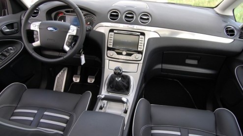 Fords S-MAX was de eerste in de familie die de ontwerpstijl Kinetic Design mocht vertegenwoordigen. Kracht, energie en sportiviteit zijn onlosmakelijk verbonden met deze filosofie, ook in een ruimtel