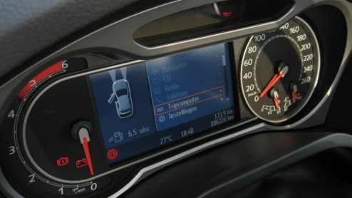 Fords S-MAX was de eerste in de familie die de ontwerpstijl Kinetic Design mocht vertegenwoordigen. Kracht, energie en sportiviteit zijn onlosmakelijk verbonden met deze filosofie, ook in een ruimtel