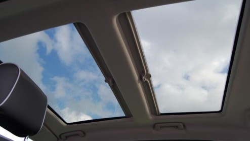 Fords S-MAX was de eerste in de familie die de ontwerpstijl Kinetic Design mocht vertegenwoordigen. Kracht, energie en sportiviteit zijn onlosmakelijk verbonden met deze filosofie, ook in een ruimtel