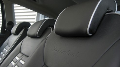 Fords S-MAX was de eerste in de familie die de ontwerpstijl Kinetic Design mocht vertegenwoordigen. Kracht, energie en sportiviteit zijn onlosmakelijk verbonden met deze filosofie, ook in een ruimtel