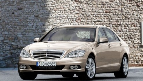 Vandaag opnieuw zicht op de facelift voor de Mercedes S-Klasse. In het voorjaar van 2009 moet de onthulling zo ver zijn. Ook al is de limousine nu nog in een verhullende jas gestoken, toch valt er al