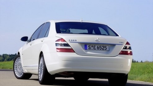Een zuinige benzine-A8 hebben we al en een een hybride 7-serie is onderweg. Wat doet Mercedes, die presenteert de S-Klasse BlueEfficiency, waardoor deze limo-sedan met een zuinigheidspakket tot heel b