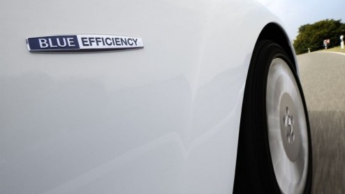 Een zuinige benzine-A8 hebben we al en een een hybride 7-serie is onderweg. Wat doet Mercedes, die presenteert de S-Klasse BlueEfficiency, waardoor deze limo-sedan met een zuinigheidspakket tot heel b
