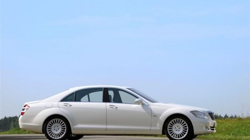 Mercedes-Benz heeft de S 320 CDI op dieet gezet. Dit mondde uit in de BlueEfficiency-uitvoering die zon 10% zuiniger zijn werk doet. Eind dit jaar wordt deze spaar-limousine leverbaar voor een prijs