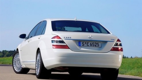 Mercedes-Benz heeft de S 320 CDI op dieet gezet. Dit mondde uit in de BlueEfficiency-uitvoering die zon 10% zuiniger zijn werk doet. Eind dit jaar wordt deze spaar-limousine leverbaar voor een prijs
