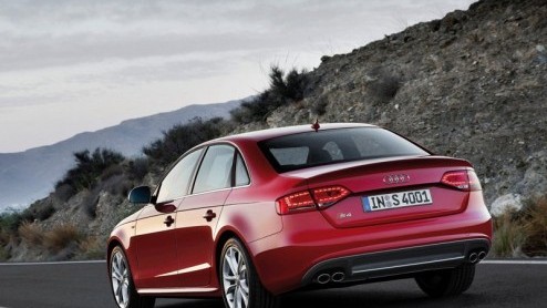 Bij een Audi S4 verwacht je een dikke V8, een lekker geluid en een passend uiterlijk. Althans, als de fabrikant zou voortborduren op zijn voorganger. En dat blijkt dus niet het geval. De achtcilinder