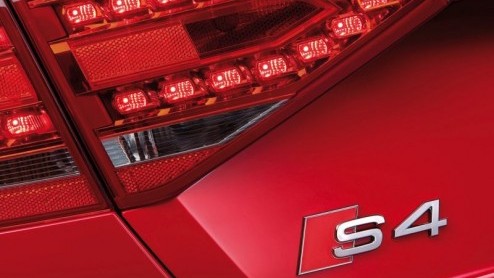 Bij een Audi S4 verwacht je een dikke V8, een lekker geluid en een passend uiterlijk. Althans, als de fabrikant zou voortborduren op zijn voorganger. En dat blijkt dus niet het geval. De achtcilinder