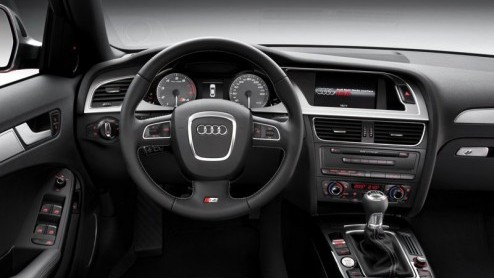 Bij een Audi S4 verwacht je een dikke V8, een lekker geluid en een passend uiterlijk. Althans, als de fabrikant zou voortborduren op zijn voorganger. En dat blijkt dus niet het geval. De achtcilinder