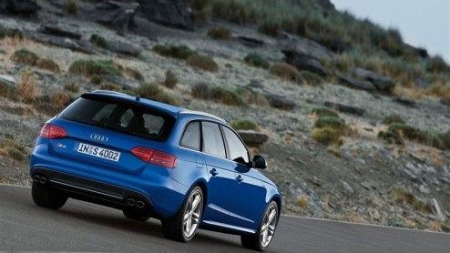 De kans om dit jaar nog weg te rijden in een nieuwe Audi S4 is klein, maar je kunt m al wel bestellen. De Duitse sportieveling staat vanaf 71.055 euro als sedan in de prijslijst. De Avant kost ongeve