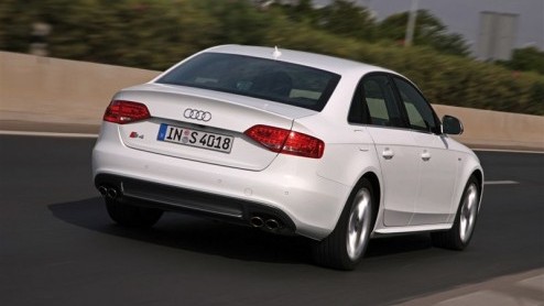 De kans om dit jaar nog weg te rijden in een nieuwe Audi S4 is klein, maar je kunt m al wel bestellen. De Duitse sportieveling staat vanaf 71.055 euro als sedan in de prijslijst. De Avant kost ongeve