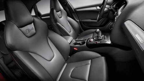 De kans om dit jaar nog weg te rijden in een nieuwe Audi S4 is klein, maar je kunt m al wel bestellen. De Duitse sportieveling staat vanaf 71.055 euro als sedan in de prijslijst. De Avant kost ongeve