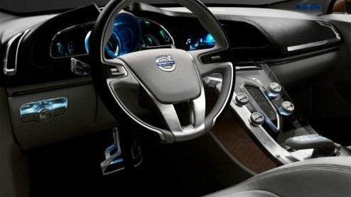 Volvo zet de gang er in met het doorschemeren van de nieuwe S60, die in 2010 verschijnt. Als eerste krijgen we de concept te zien, die in januari 2009 wordt onthuld tijdens de Detroit Motor Show. Dit