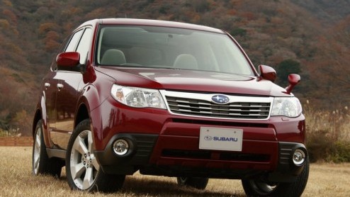 De nieuwe Subaru Forester is een feit. Na enkele schetsen en scoops is de Forester nu in officile gedaante te zien, onthuld in thuisland Japan. De Forester groeide in afmetingen en kreeg een wat meer