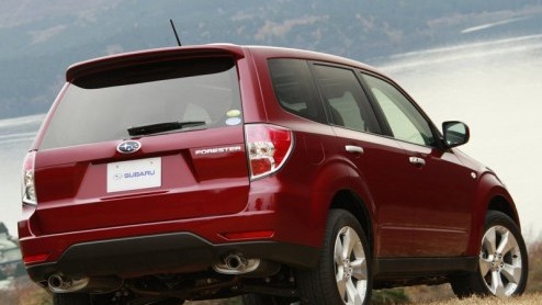 De nieuwe Subaru Forester is een feit. Na enkele schetsen en scoops is de Forester nu in officile gedaante te zien, onthuld in thuisland Japan. De Forester groeide in afmetingen en kreeg een wat meer