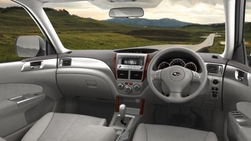 De nieuwe Subaru Forester is een feit. Na enkele schetsen en scoops is de Forester nu in officile gedaante te zien, onthuld in thuisland Japan. De Forester groeide in afmetingen en kreeg een wat meer