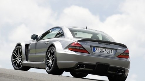 Lang verwacht en ook gekomen, de Mercedes-Benz SL 65 AMG Black Series is geboren! Deze hard-core versie van de toch al sportieve roadster is niet alleen lichter gemaakt, maar heeft ook een nog krach