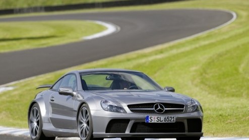 Lang verwacht en ook gekomen, de Mercedes-Benz SL 65 AMG Black Series is geboren! Deze hard-core versie van de toch al sportieve roadster is niet alleen lichter gemaakt, maar heeft ook een nog krach