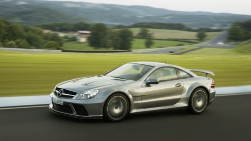 Lang verwacht en ook gekomen, de Mercedes-Benz SL 65 AMG Black Series is geboren! Deze hard-core versie van de toch al sportieve roadster is niet alleen lichter gemaakt, maar heeft ook een nog krach
