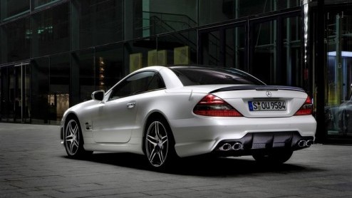 Mercedes-huistuner AMG heeft een gelimiteerde uitvoering van de SL 63 AMG ontwikkeld. Deze sport-roadster draagt de toevoeging Edition IWC en uiterlijk te herkennen is aan de kasjmierwitte lakken en h