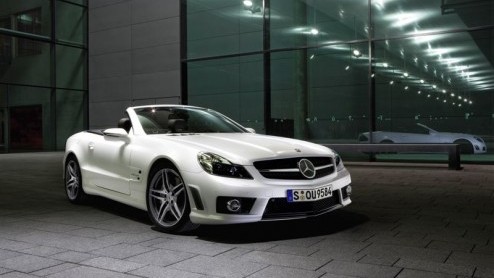 Mercedes-huistuner AMG heeft een gelimiteerde uitvoering van de SL 63 AMG ontwikkeld. Deze sport-roadster draagt de toevoeging Edition IWC en uiterlijk te herkennen is aan de kasjmierwitte lakken en h