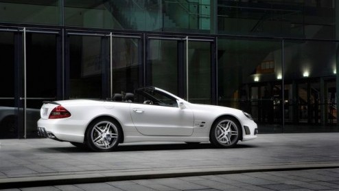 Mercedes-huistuner AMG heeft een gelimiteerde uitvoering van de SL 63 AMG ontwikkeld. Deze sport-roadster draagt de toevoeging Edition IWC en uiterlijk te herkennen is aan de kasjmierwitte lakken en h
