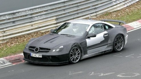Deze zomer zal Mercedes-tuner AMG de overtreffende trap van de Mercedes SL onthullen. Het belooft een ware hard-core versie te zijn, die niet alleen lichter is, maar ook nog krachtiger. De auto werd a