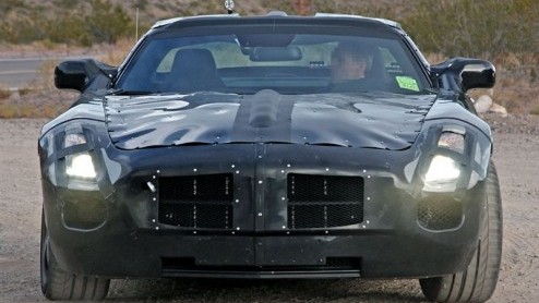 Vleugeldeuren ziet Mercedes weer helemaal zitten. Het merk is druk doende met de ontwikkeling van de SLC Gullwing, die we hier op beeld hebben vastgelegd. Lichtgewicht materialen, moderne techniek en