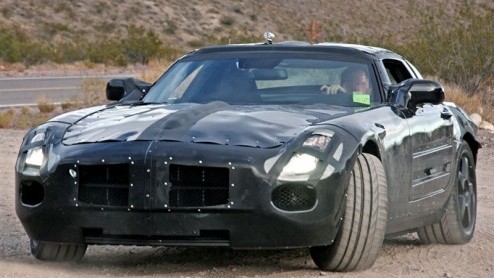Vleugeldeuren ziet Mercedes weer helemaal zitten. Het merk is druk doende met de ontwikkeling van de SLC Gullwing, die we hier op beeld hebben vastgelegd. Lichtgewicht materialen, moderne techniek en