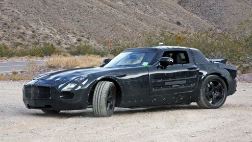 Vleugeldeuren ziet Mercedes weer helemaal zitten. Het merk is druk doende met de ontwikkeling van de SLC Gullwing, die we hier op beeld hebben vastgelegd. Lichtgewicht materialen, moderne techniek en
