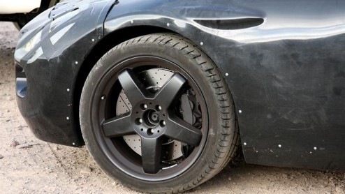 Vleugeldeuren ziet Mercedes weer helemaal zitten. Het merk is druk doende met de ontwikkeling van de SLC Gullwing, die we hier op beeld hebben vastgelegd. Lichtgewicht materialen, moderne techniek en