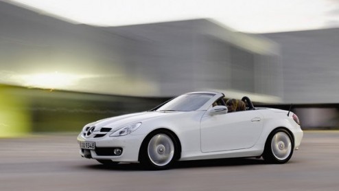 Een dieselmotor in een sportieve roadster is inmiddels geen vloeken in de kerk meer. Audi lepelt immers sinds kort ook een TDI in het vooronder van de TT. En dat moet Mercedes ook lukken in de volgend