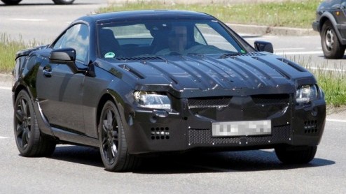 Dit zijn de eerste beelden van de nieuwe generatie Mercedes-Benz SLK-Klasse. De sportieve roadster van het merk loopt in huidige gedaante  ondanks een facelift- alweer mee sinds. Zodoende wordt in th