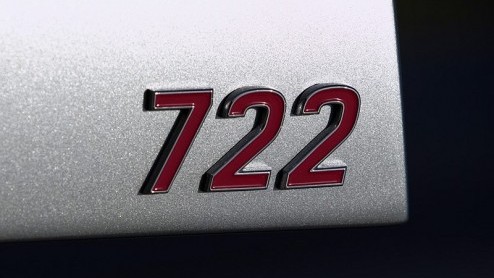 Omdat de SLR blijkbaar nog niet exclusief genoeg was, hebben de heren van Mercedes nu een speciale uitvoering van de SLR op de markt gebracht. De SLR 722 Edition zoals de speciale versie heet, is nog 