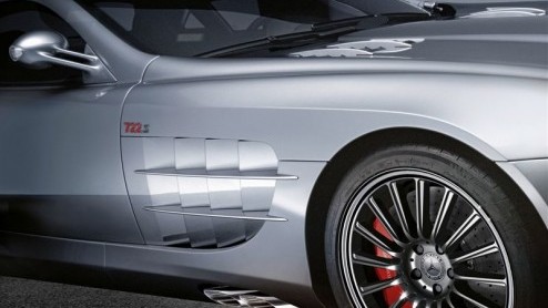 In Parijs heeft Mercedes-Benz nog een paradepaardje in petto. Daar staat met recht de SLR McLaren Roadster 722 S te pronken, als toonbeeld van superieur open rijden. 650 pk, een top van 335 km/u, ee