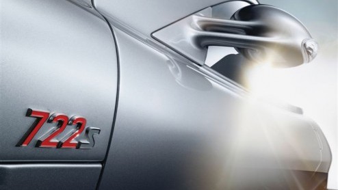 In Parijs heeft Mercedes-Benz nog een paradepaardje in petto. Daar staat met recht de SLR McLaren Roadster 722 S te pronken, als toonbeeld van superieur open rijden. 650 pk, een top van 335 km/u, ee