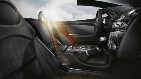 In Parijs heeft Mercedes-Benz nog een paradepaardje in petto. Daar staat met recht de SLR McLaren Roadster 722 S te pronken, als toonbeeld van superieur open rijden. 650 pk, een top van 335 km/u, ee