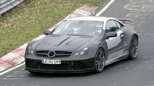 Op de Nrburgring werd een Mercedes-Benz SL 65 AMG Black Series gespot. We zagen deze opgefokte Duitser al eerder voorbij komen, maar nu zijn er meer details bekend. Maar liefst 670 pk en 1000 Nm kunn