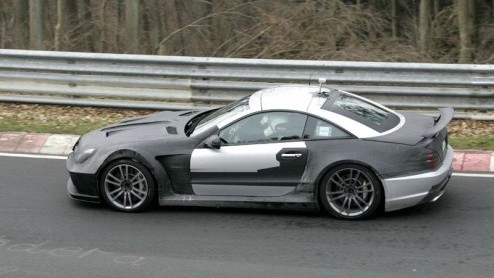 Op de Nrburgring werd een Mercedes-Benz SL 65 AMG Black Series gespot. We zagen deze opgefokte Duitser al eerder voorbij komen, maar nu zijn er meer details bekend. Maar liefst 670 pk en 1000 Nm kunn
