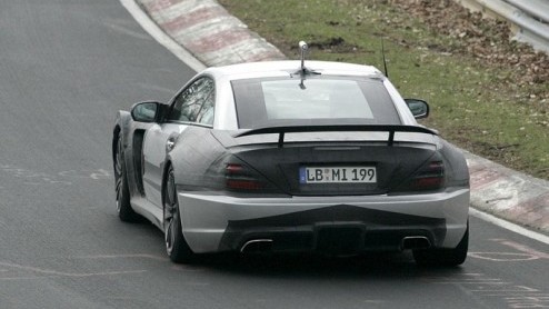 Op de Nrburgring werd een Mercedes-Benz SL 65 AMG Black Series gespot. We zagen deze opgefokte Duitser al eerder voorbij komen, maar nu zijn er meer details bekend. Maar liefst 670 pk en 1000 Nm kunn