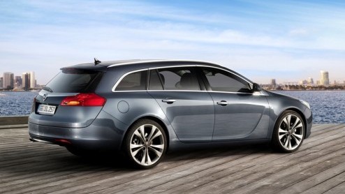 Op de stationwagon van de Insignia was het nog even wachten, tot vandaag. Naast de sedan en hatchback verschijnt nu ook de Sports Tourer. Hij zal worden onthuld op de Paris Motor Show, in oktober.