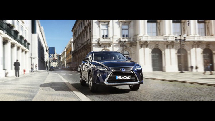 SUV's blijken vriendelijker voor voetgangers dan gedacht. De Lexus RX 450h en Mercedes GLC ligt hoger dan menig niet-SUV zoals de Jaguar XE, Audi A4 of Toyota Avensis.