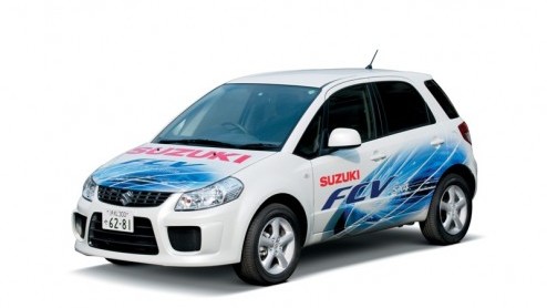Hij stond al een keer in Japan, nu staat hij in de Franse lichtstad: de Suzuki SX4-FCV. Een compacte auto met brandstofcel, ontwikkeld met hulp van General Motors. De Japanners zijn er druk mee aan he