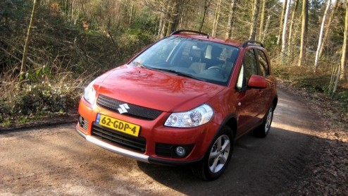Op zoek naar iets stoers, met genoeg ruimte, maar een schappelijk prijskaartje? Dan is de Suzuki SX4 zo gek nog niet! We reden de opgestoerde versie met 4Grip vierwielaandrijving en een 1.6 onder de k