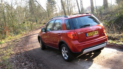 Op zoek naar iets stoers, met genoeg ruimte, maar een schappelijk prijskaartje? Dan is de Suzuki SX4 zo gek nog niet! We reden de opgestoerde versie met 4Grip vierwielaandrijving en een 1.6 onder de k